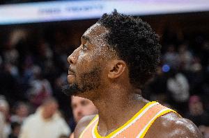 很失望？米切爾賽后罕見沒接受記者采訪 在旁邊玩手機(jī)&發(fā)呆