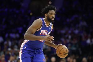 連續(xù)缺陣9場(chǎng)后狀態(tài)升級(jí)！恩比德今日對(duì)陣?yán)销棾鰬?zhàn)成疑