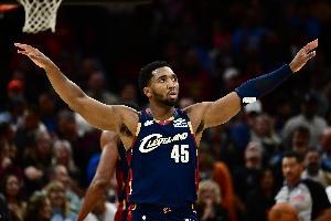 如入無人之境！米切爾一穿三殺入內(nèi)線 上演雙手暴扣