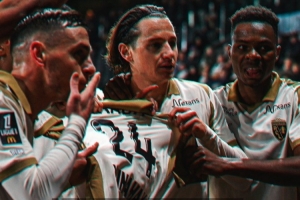 法甲-托萬雙響！朗斯2-1昂熱，自2004年以來首次登頂法甲積分榜