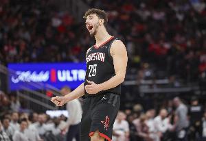 高難度！申京反擊面對兩人 墊步起飛折疊拉桿上籃2+1！