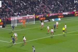 維尼修斯嘗試突破后倒地，赫羅納球員搖手指示意沒犯規(guī)