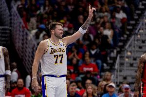 ??東契奇單節(jié)20+次數(shù)超越詹姆斯獨(dú)占?xì)v史第六！3場內(nèi)2次單節(jié)20+