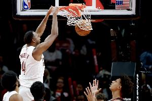 四分衛(wèi)長(zhǎng)傳！米切爾后場(chǎng)籃板直接送前場(chǎng) 莫布里快下輕松雙手暴扣