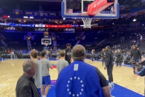 目前狀態(tài)出戰(zhàn)成疑！恩比德賽前熱身 一頓訓(xùn)練罰球未見跑跳