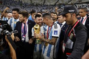 記者：梅西斯卡洛尼將出席華盛頓的世界杯抽簽，現(xiàn)場交還原版獎杯