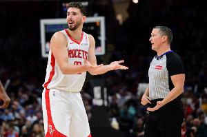 鍵盤俠|火箭7個月沒打背靠背歇傻了！裁判1回合吹5犯規(guī)丑陋至極