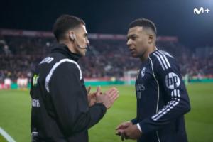 姆巴佩與四官場(chǎng)邊爭(zhēng)執(zhí)：你為什么看那里？我說(shuō)話的時(shí)候看著我！