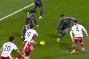 李哥蒙頭龍哥跪??羅德里戈調整步點準備射門，姆總半路殺出打偏