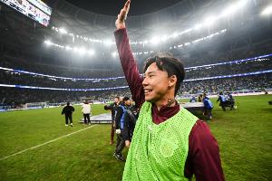 記者：?jiǎn)柫讼聫埩掌M，聽(tīng)下來(lái)2026賽季大概率還要繼續(xù)堅(jiān)守一年