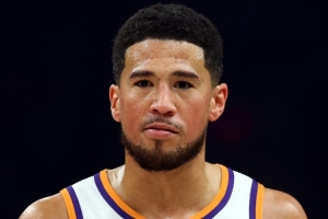 中途傷退！喬丹·奧特：布克是在首節(jié)突破海斯的防守時受的傷