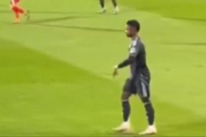 結(jié)果...??維尼修斯向赫羅納球迷做出手勢(shì)，示意他們將會(huì)降級(jí)