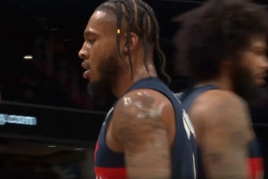 一飛沖天！武克切維奇搶斷反擊送拋傳 惠特摩爾起飛空接單臂暴扣