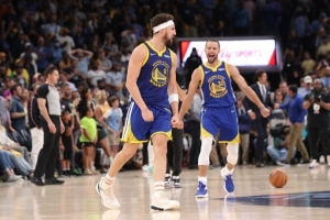 庫里：克萊在場對我來說是資產(chǎn) 因?yàn)樗麜シ缹κ肿詈玫耐饩€