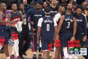 ??字母該走了？米德爾頓+CJ三分誅心 雄鹿失誤完成“自殺”！