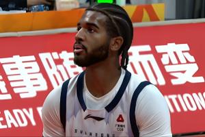 犯規(guī)依舊多！克里斯半場(chǎng)4次犯規(guī) 7中4拿到10分1板1助