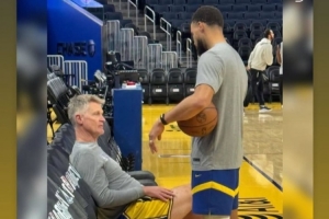 09雙雄互動！庫里上腳哈登10代戰(zhàn)靴 哈登INS轉(zhuǎn)發(fā)：????