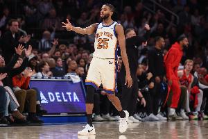 新秀沒經(jīng)驗(yàn)！布里奇斯搶投三分被岡薩雷斯犯規(guī) 后者墊腳一級惡犯