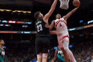 力劈華山！斯科蒂·巴恩斯突破左手單臂隔扣克林根