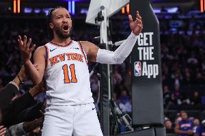 這不應(yīng)該啊！新秀詹姆斯外線出手造成布倫森三分犯規(guī)