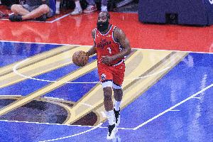 內(nèi)外開花！哈登強攻上籃得手 隨后追身三分一箭穿心