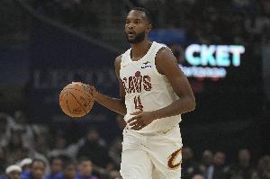 接著出手接著進(jìn)！小莫布里外彈底角 三分出手再次空心命中！