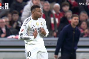 ??姆巴佩死球穿襠戲耍對(duì)手被對(duì)方推翻在地，主裁對(duì)姆總一通教育