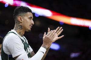 歪打正著！波蒂斯傳球被干擾 庫(kù)茲馬拿球順下起飛單臂暴扣