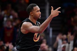 率先發(fā)力！莫布里首節(jié)7中4貢獻(xiàn)12分 三分4中2