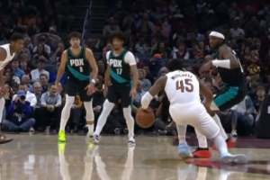 希望無礙！米切爾變向受傷 一瘸一拐下場休息