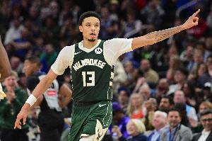 太慘了！羅林斯防守被康寧漢姆撞到面部出血 返回更衣室