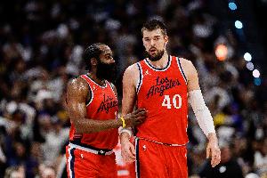 連線成功！哈登擊地直塞 祖巴茨中路接球轉(zhuǎn)身晃飛防守雙手暴扣