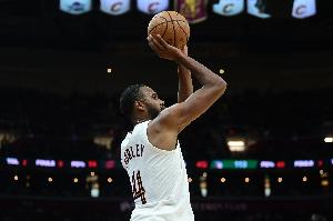 開場(chǎng)手感不錯(cuò)！小莫布里反擊空位三分 自信出手空心命中！