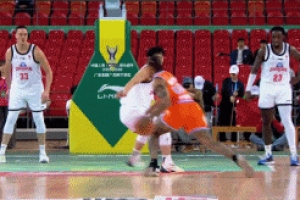 得分組織一把抓！特萊斯半場(chǎng)8中5&三分6中4拿15分 送出7次助攻