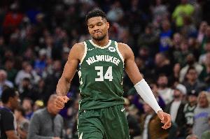 萬(wàn)幸！里弗斯告訴記者雄鹿已經(jīng)排除了字母哥跟腱受傷的可能性