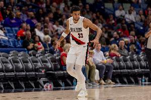 真硬！卡馬拉反擊強(qiáng)硬突破 頂著加蘭上籃打成2+1！