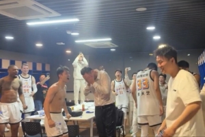 NBL球隊首勝CBA球隊 合肥狂風擊敗江蘇男籃后在更衣室潑水慶祝
