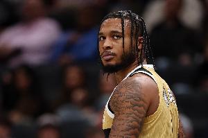 不太行！惠特摩爾半場7分鐘5投僅1中拿到2分 正負值-6