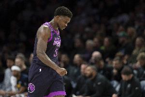 狀態(tài)不理想！愛德華茲半場5中2&三分2中1得到6分 多次失誤被斷