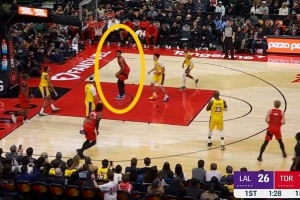 給你裝到了！巴恩斯籃下接球扛開拉拉維亞 回頭看了一眼才扣空籃