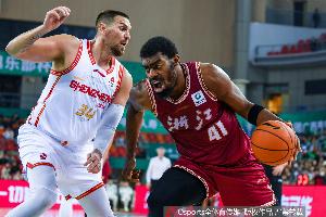 老熟人了！達(dá)卡里·約翰遜9中7轟下17分16板4助3帽 拼下7前場(chǎng)板