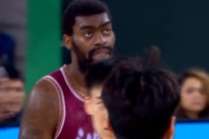 統(tǒng)治禁區(qū)！達(dá)卡里·約翰遜半場(chǎng)8中6砍下13分13板4助1帽 6前場(chǎng)板