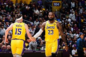 夸梅：詹姆斯竟給一個落選秀里夫斯打下手 喬丹&科比絕不會這么做