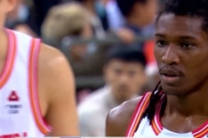 外援對(duì)飚！蘭道夫首節(jié)12分3板1助1帽VS史密斯14分2板2助