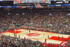 一閃一閃蹦迪現(xiàn)場(chǎng)！猛龍主場(chǎng)計(jì)時(shí)器燈光閃爍 導(dǎo)致開(kāi)賽40秒就暫停