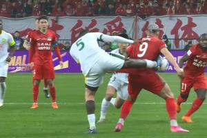 恩加德烏飛踢卡多索腰部，裁判出示黃牌