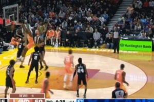 旱地拔蔥！湯姆林籃下幽靈區(qū)埋伏 接傳球暴扣取分