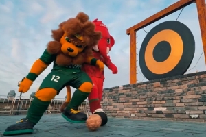 獅象對(duì)壘！足協(xié)杯決賽前奏：國(guó)安河南吉祥物友好會(huì)晤