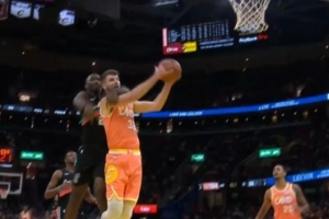 急眼了？迪恩·韋德反擊上籃被加西亞劈頭蓋臉摟下 后者一級惡意