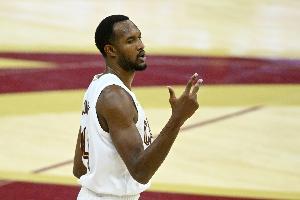 急中生智！莫布里籃下遭包夾妙傳湯姆林跟進(jìn)暴扣